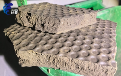 三重協(xié)同機(jī)理:污泥增效劑板框深度脫水核心技術(shù)解析